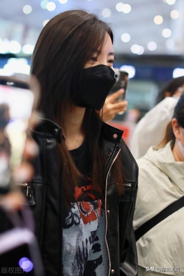 于文文现身北京机场，身穿黑色皮夹克酷范儿十足